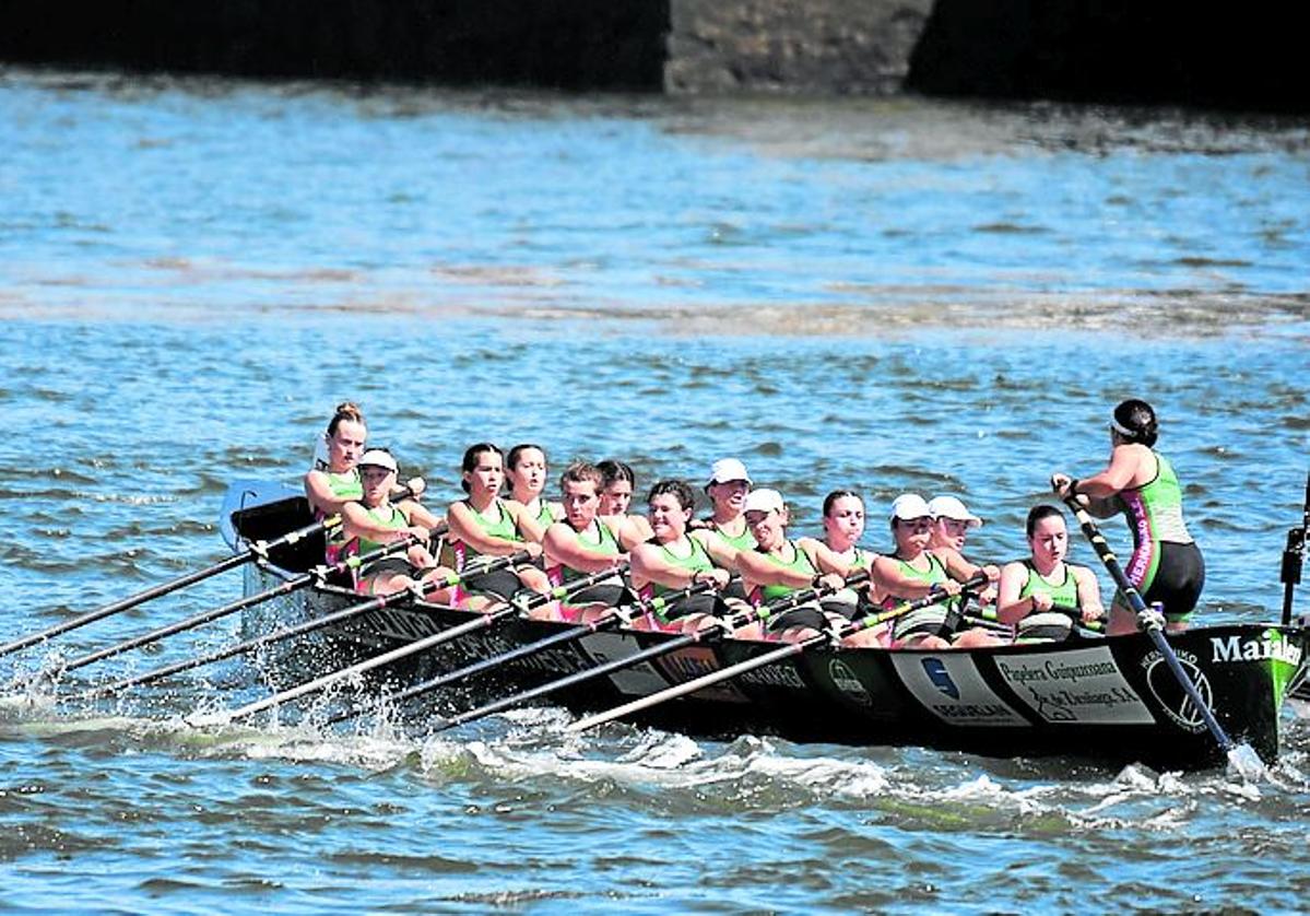 La trainera 'Maialen' en la regata en Portugalete.