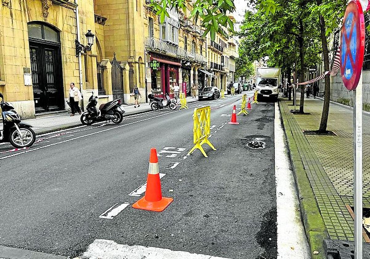 La calle Garibai con los coches retirados para el rodaje de la serie Balenciaga.