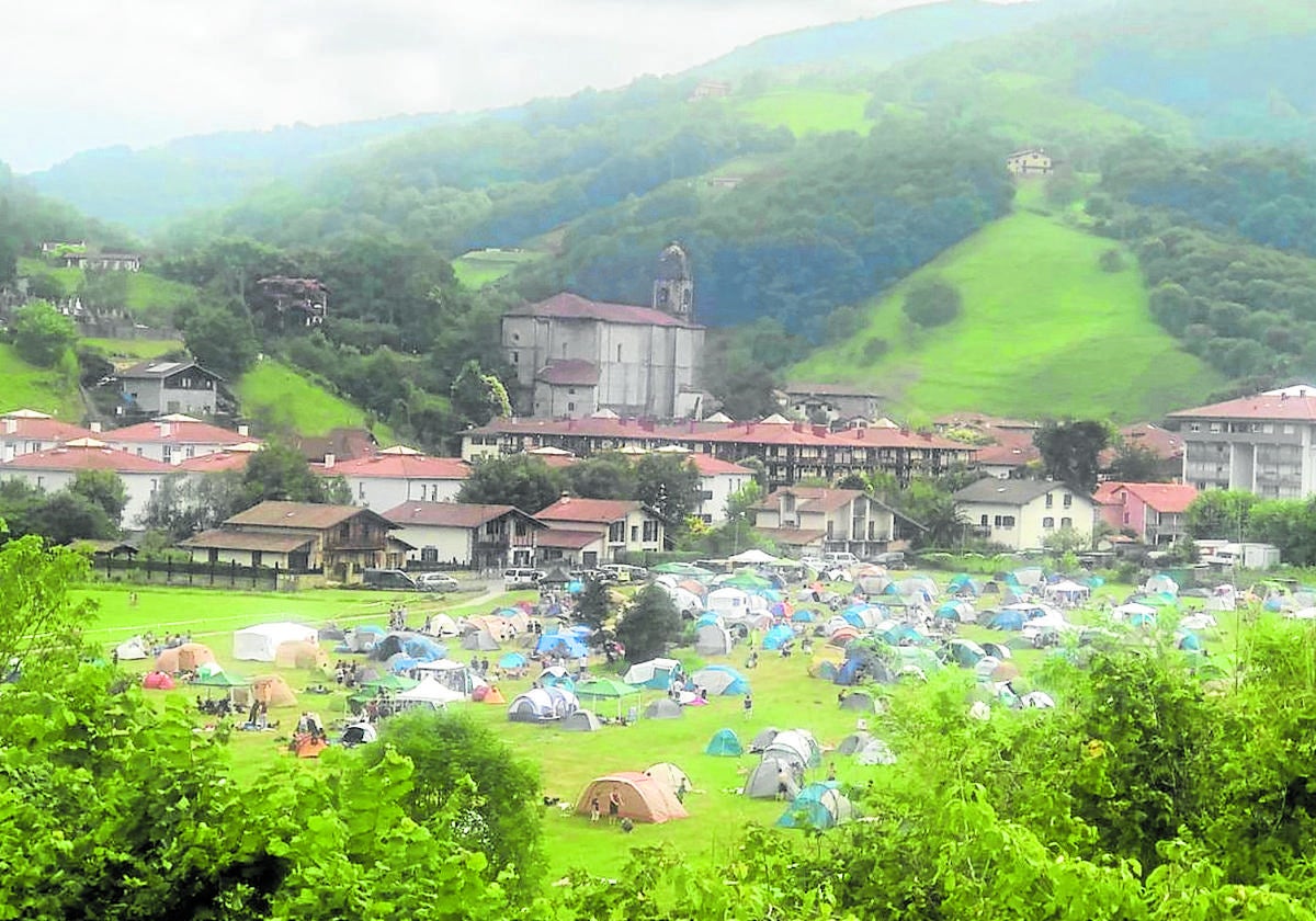 La zona de Landazelaiak comenzó a llenarse ya el viernes de tiendas de campaña de jóvenes que se acercan a fiestas de Lesaka.