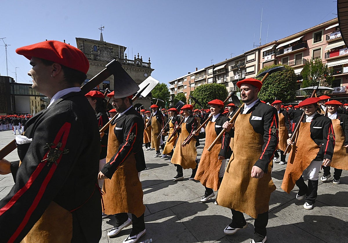 El Alarde público destaca que «igualdad y tradición han vuelto a desfilar juntas»