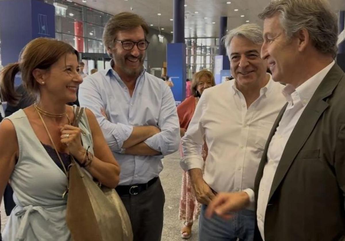 Laura Garrido, Iñaki Oyarzabal y Javier de Andrés, junto a Alberto Núñez Feijóo en el congreso del PP.