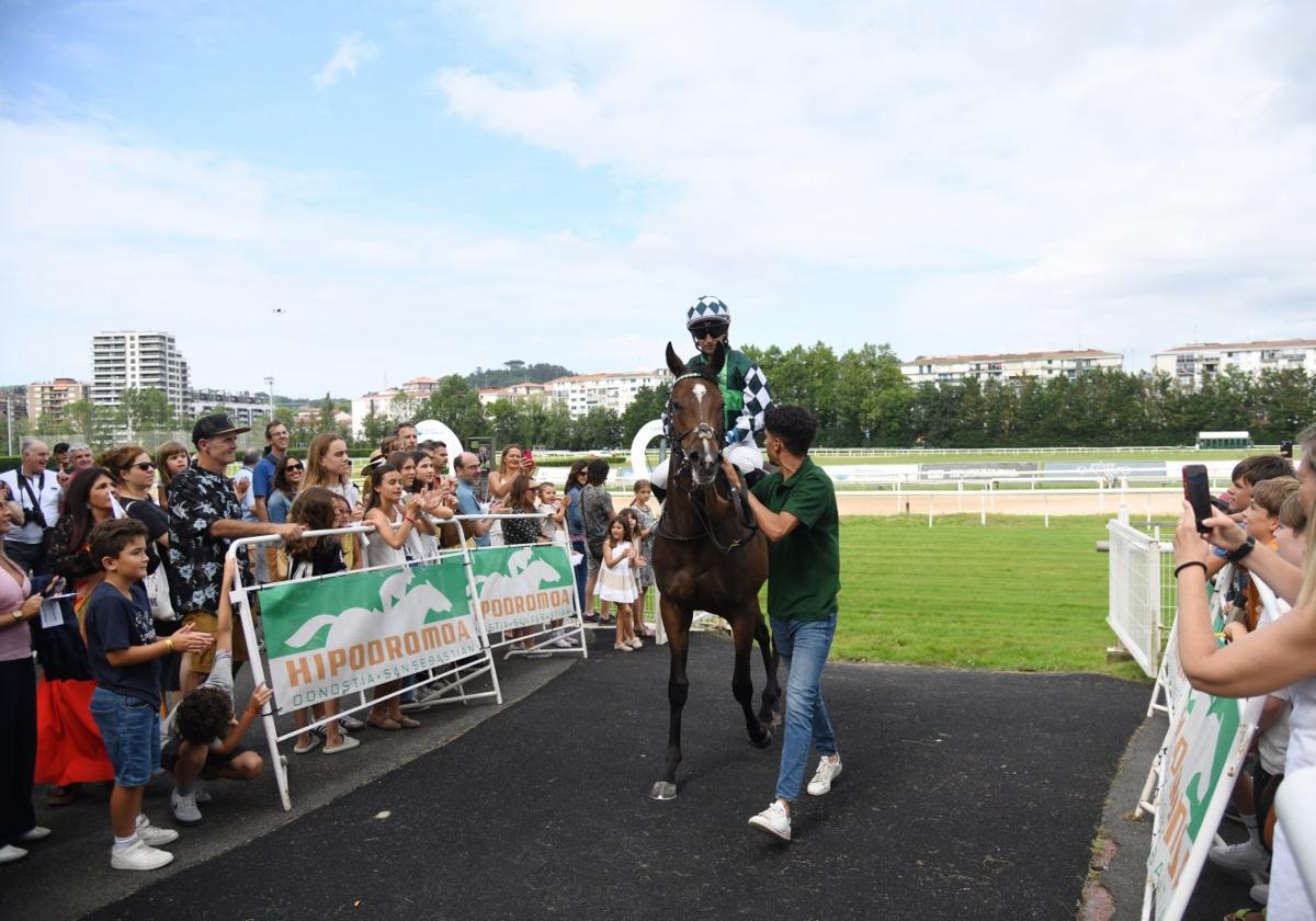 'Eclair Lane', montada por Pérez, recibe el aplauso del público tras ganar en la primera carrera de ayer.