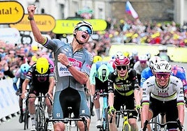 Van der Poel celebra su victoria en la etapa por delante de Pogacar y Vingegaard.