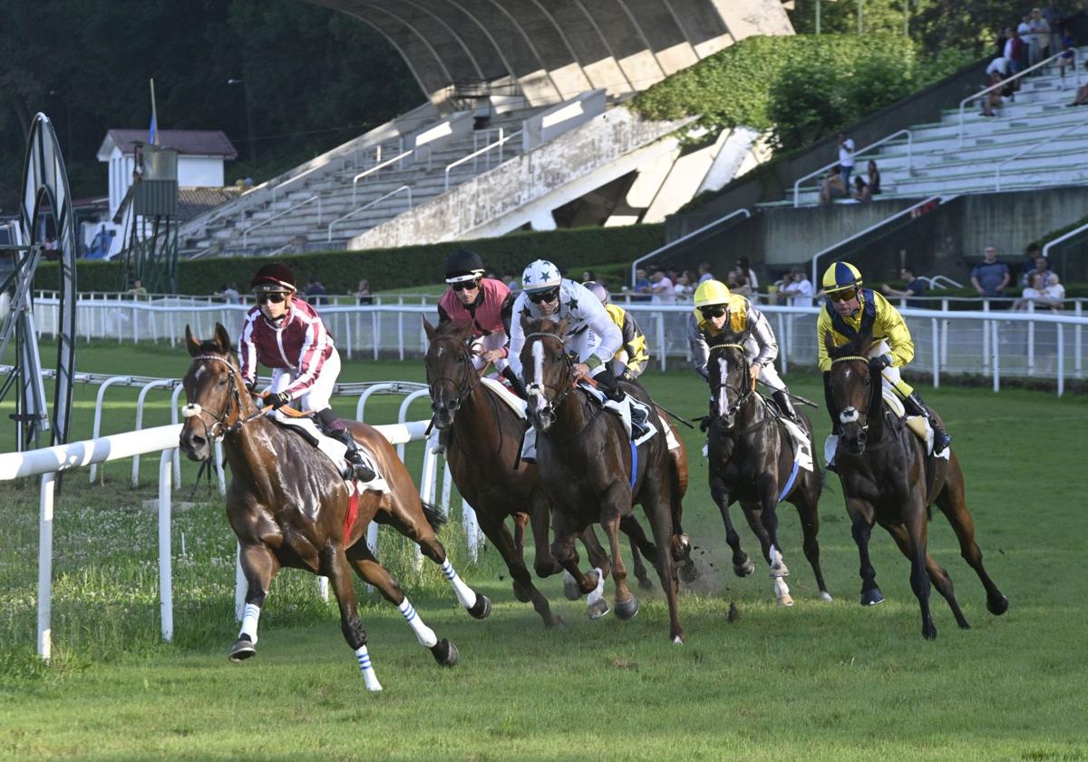 Carrera de caballos en el hipódromo de San Sebastián