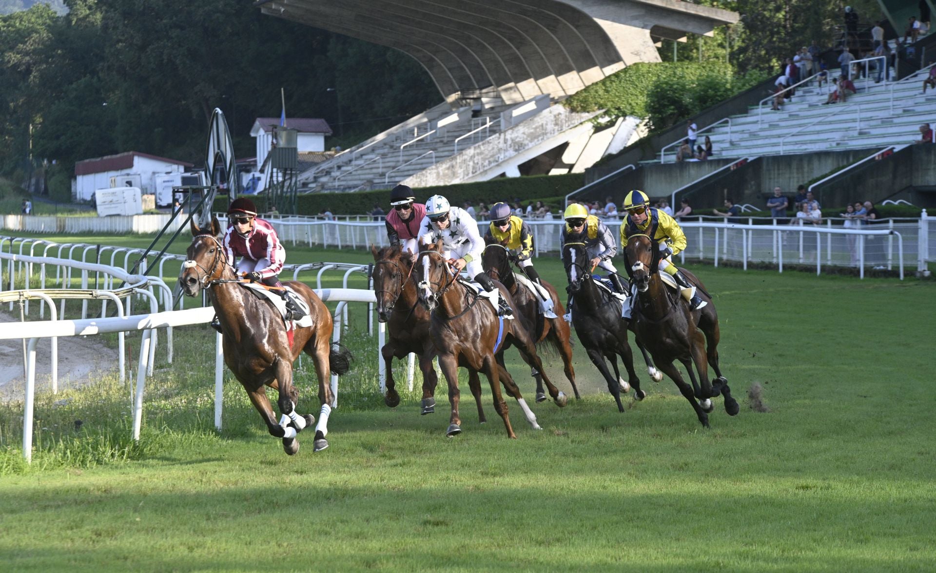 Carrera de caballos en el hipódromo de San Sebastián