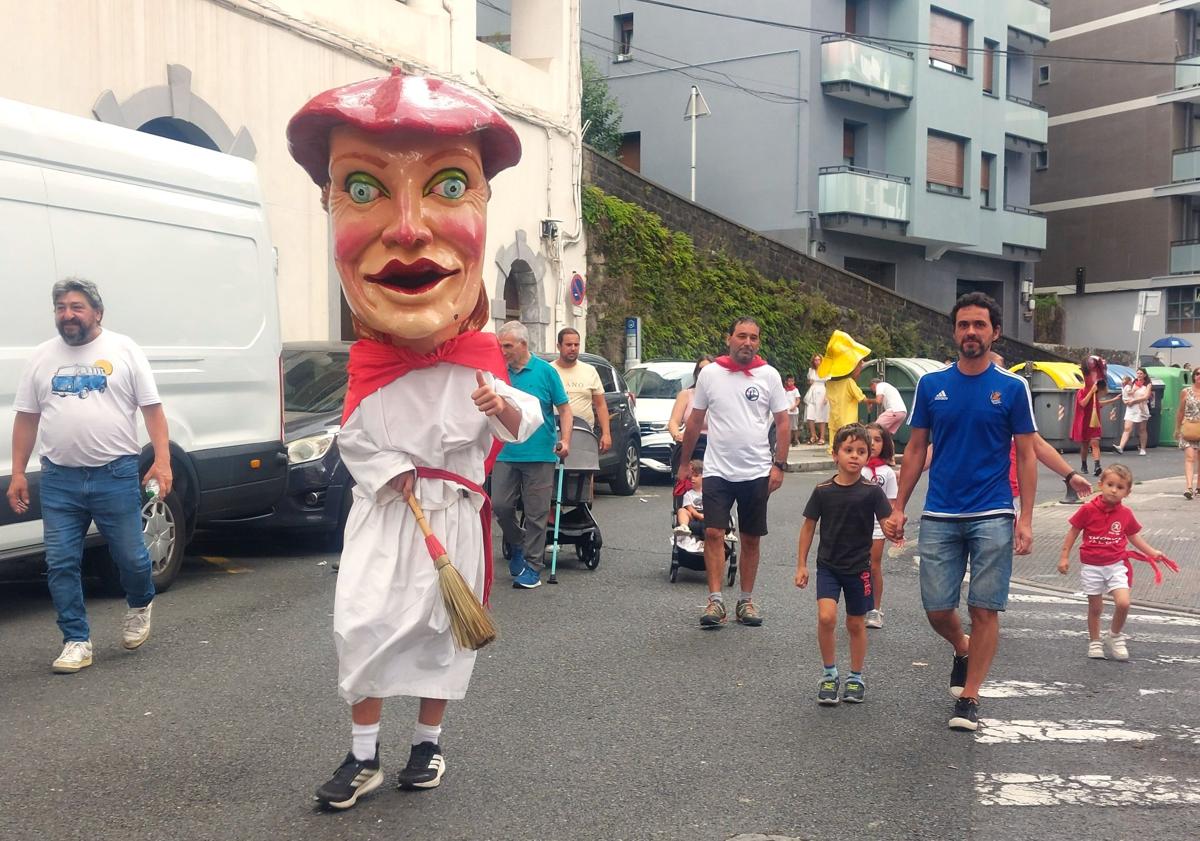 Imagen principal - El cabezudo que representa a una sanferminera. El campeonato de ajedrez fue un éxito. A la derecha, Voces Riberas actuando en la Alameda.