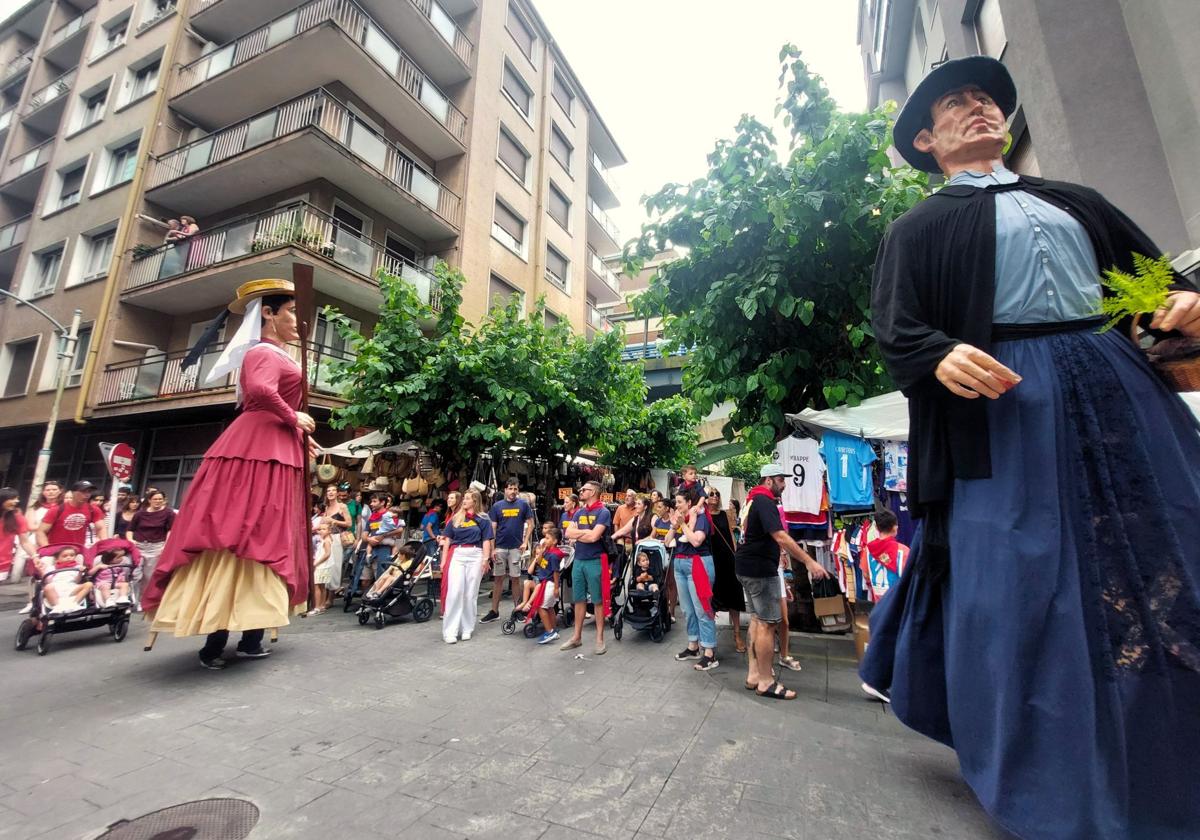 Decenas de familias siguieron el desfile de la comparsa de gigantes y cabezudos por el centro de Pasai Antxo.