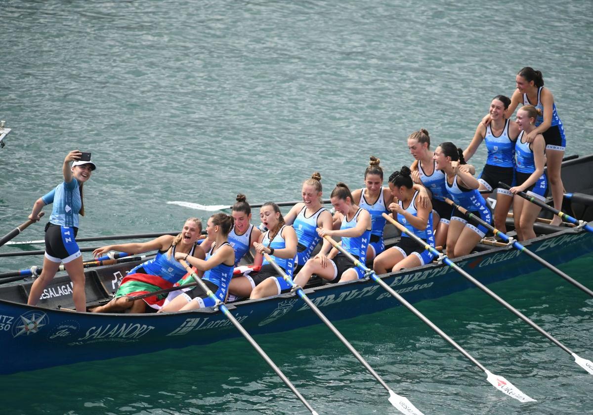 Las remeras de la trainera de Zarautz, tras lograr su segunda bandera este fin de semana.