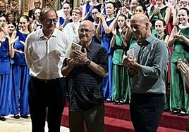 Javier Busto recibe el I Premio Nacional de Música Coral en San Vicente de la Barquera.