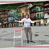 Mila Goikoetxea en la plaza Santiago, donde se encuentra su tienda, heredada de generación en generación.