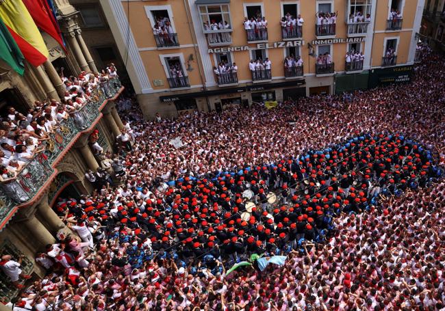 La banda de gaiteros y txistularis tocando en la plaza Consistorial