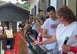 Naiara Alberro, en representación de los comerciantes, lanza el txupinazo en Lesaka.