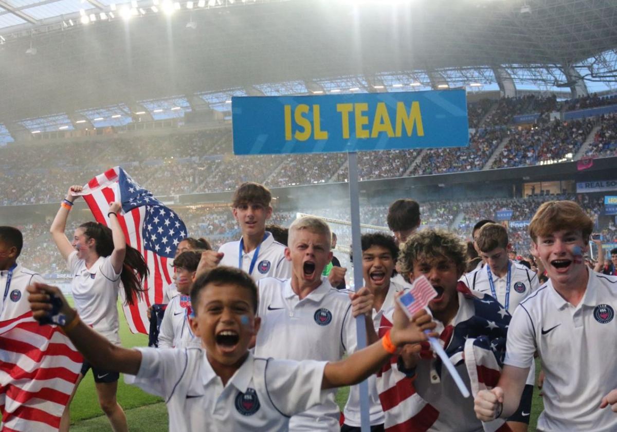 Un equipo de Estados Unidos, en la pasada ceremonia de inauguración con las gradas del estadio de Anoeta repletas.