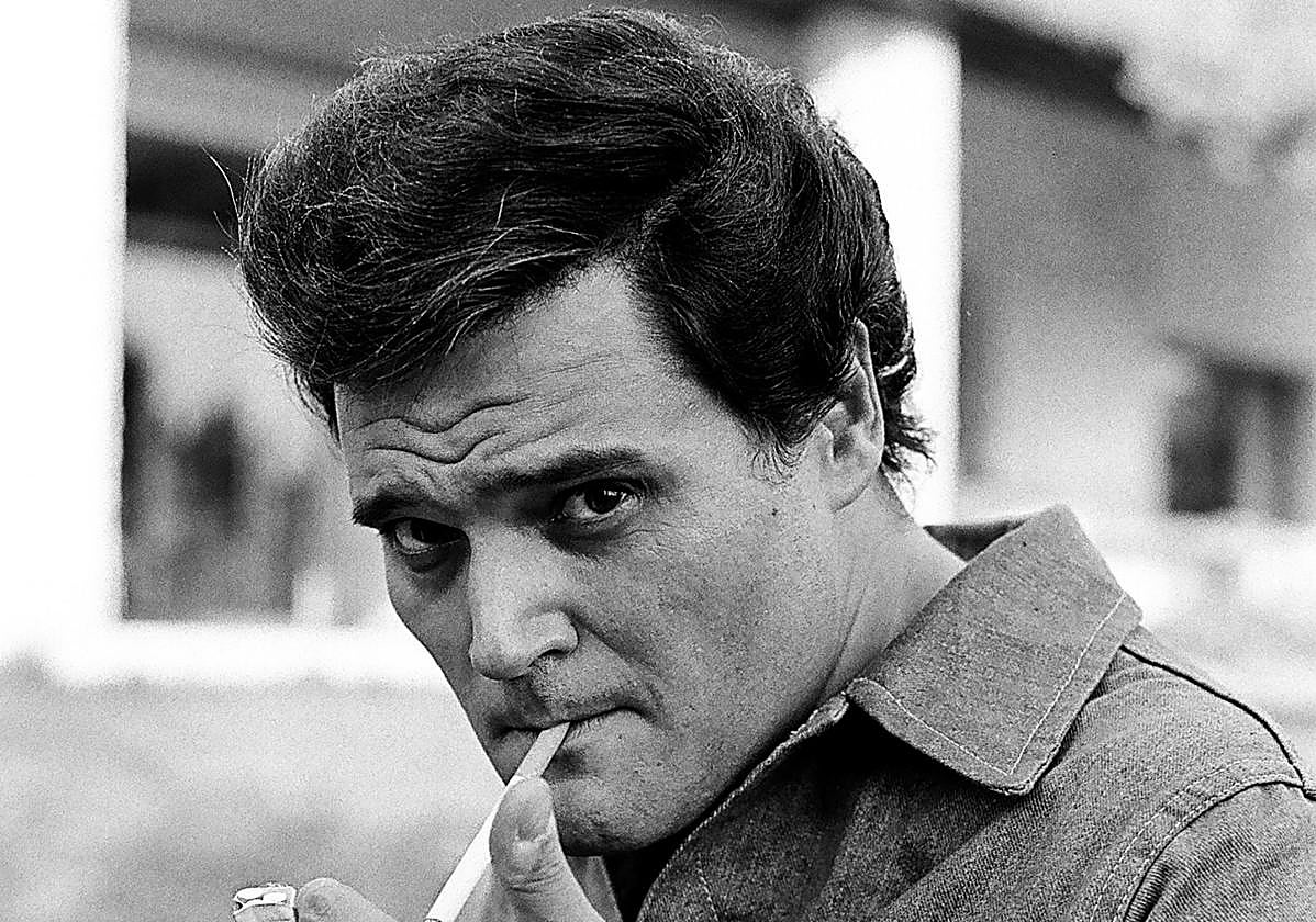 Waldo de los Ríos sujetando un cigarro.