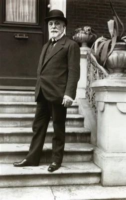 Fermín Lasala y Collado, duque de Mandas, experimentó los contrastes del verano donostiarra y pekinés en 1900.