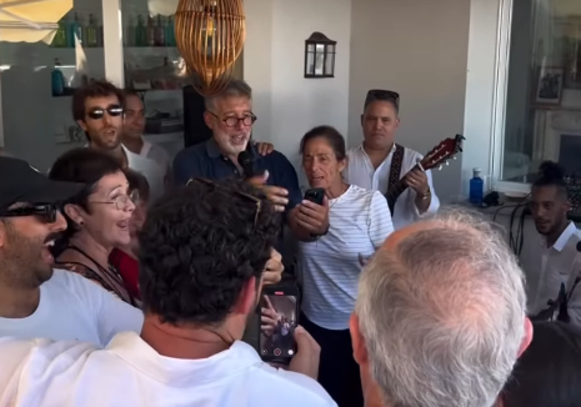 Emilio Aragón y su mujer cantando unos versos para su hija Ichiar, que ha cumplido 40 años.