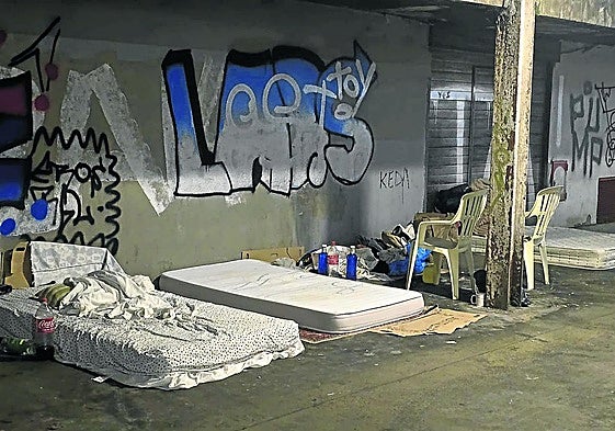 J. Muñoz denuncia: «Varias personas viven en la zona de garajes de la plaza de los Soldados, en Amara. Se avisa a la Guardia Municipal, acude y los saca del lugar. Pero a las horas vuelven a ocupar la zona porque nadie de FCC ha acudido para retirar los colchones y demás utensilios que utilizan cerca de allí».