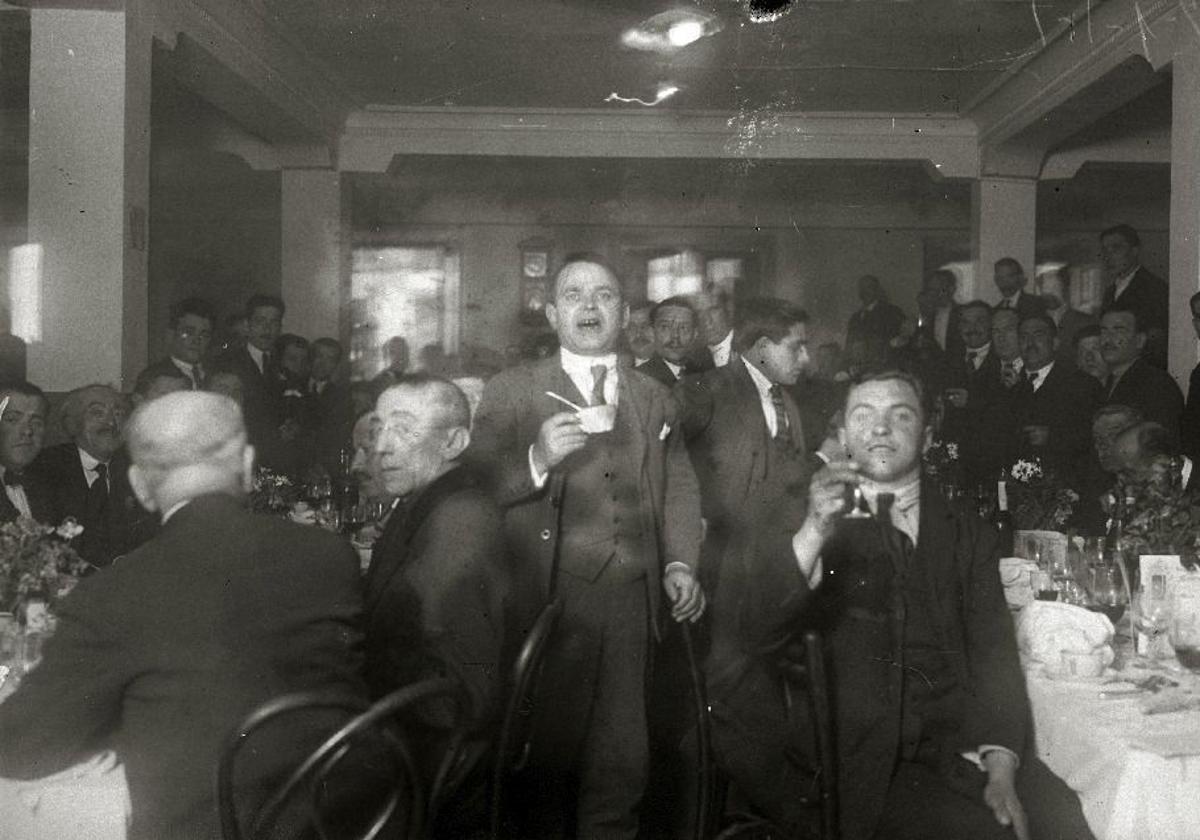 Una celebración en el 'Solar Navarro' de la calle Fermín Calbetón.