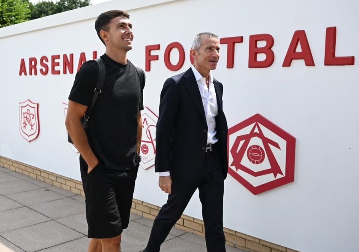 Zubimendi y Andrea Berta, a la llegada del jugador a Londres.