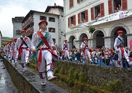 Ezpatadantzaris interpretando Zubigainekoa sobre los pretiles del río Onin en Lesaka