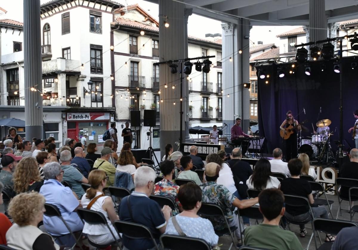 Los ordiziarras y visitantes llenaron la plaza durante el fin de semana de Goierriko Jazzaldia.