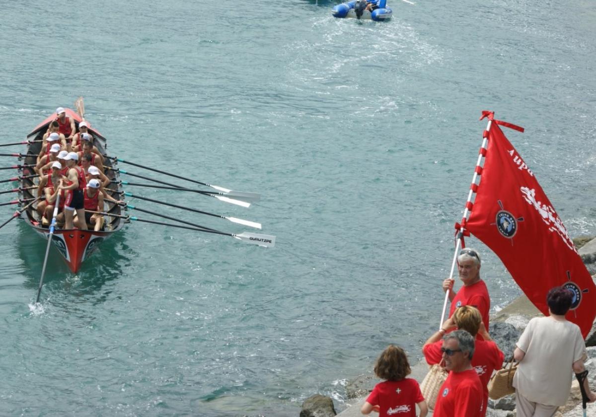 Zumaian jokatutako gizonen estropada heldu zenerako itsasoaren egoerak okerrera egin zuen.