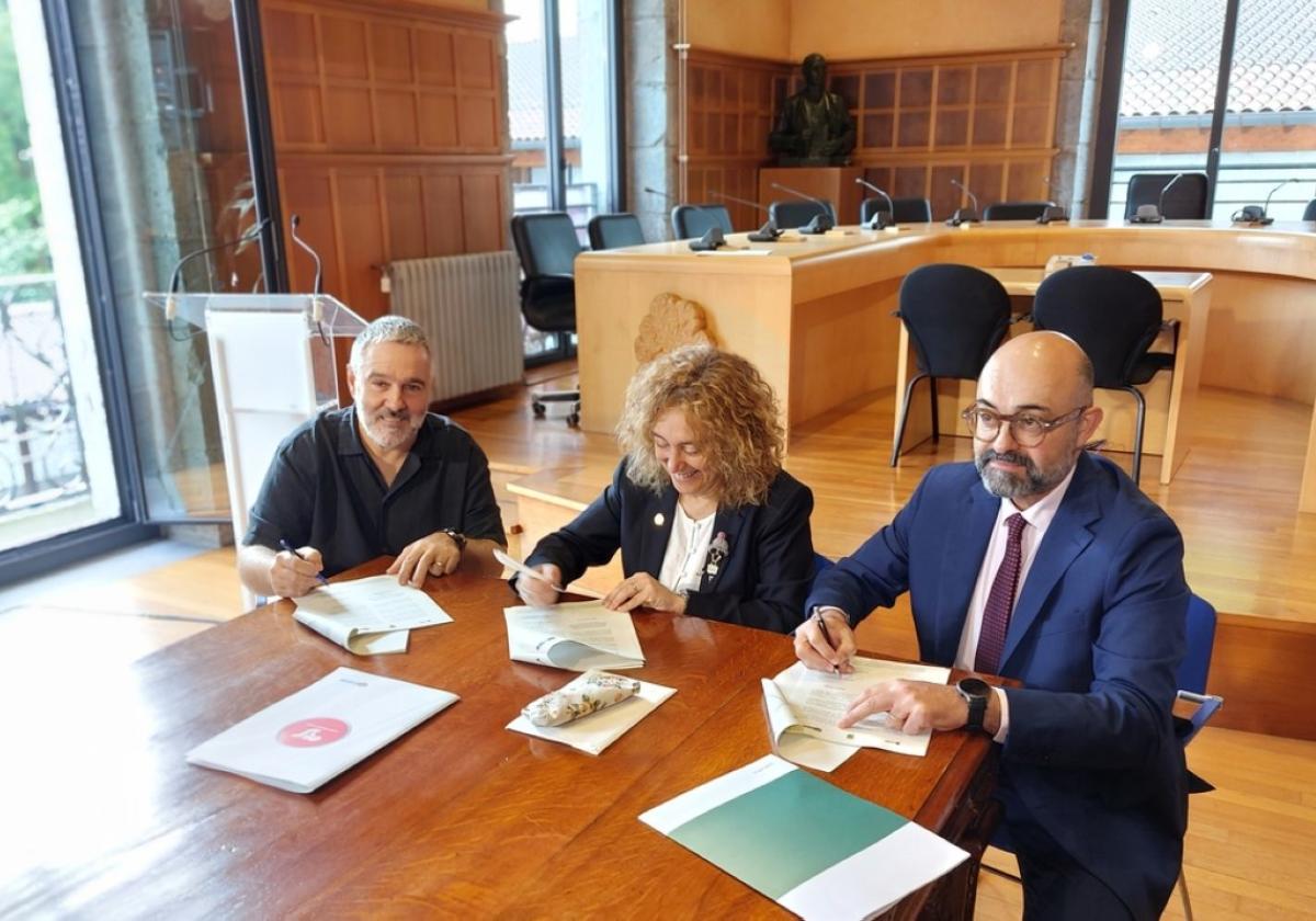 Firma del acuerdo de la nueva estación, en el ayuntamiento.