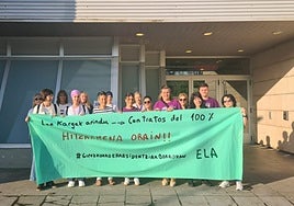 Trabajadoras de Argixao durante una de sus concentraciones ante el gerontológico.