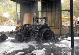 La despedregadora que retiraba piedras de la playa de Ondarreta, tras el fuego del 2 de marzo en Hernani.