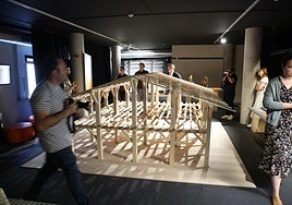 Maqueta incluida en la exposición, durante la presentación.