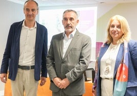 Ibon Urgoiti e Inma Ramos, presidente y directora de Gaztenpresa; y Francisco Pedraza, director de Lanbide.
