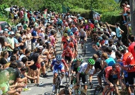 Los ciclistas a su paso por Murgil Tontorra en la Clásica de 2019.