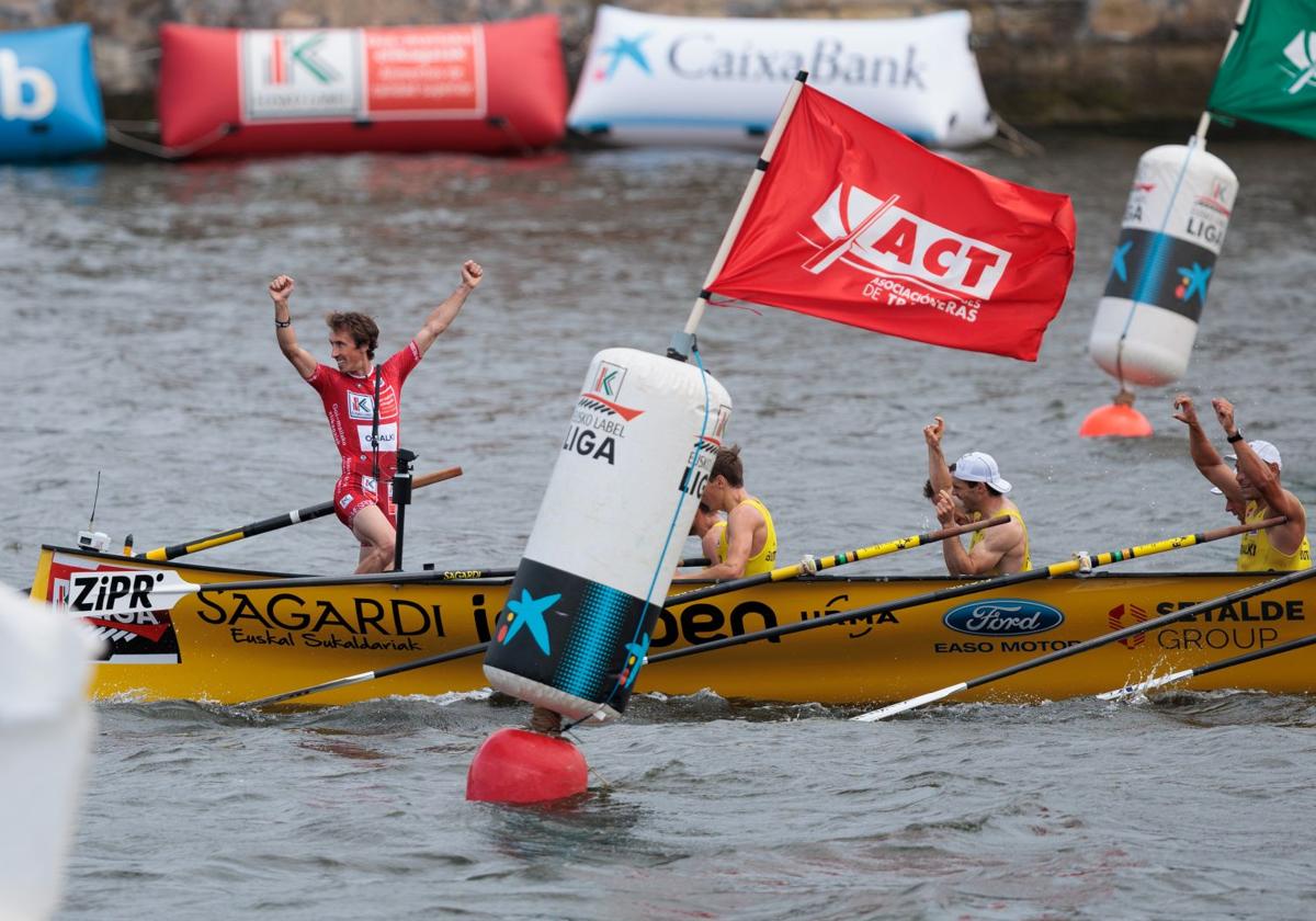 Gorka Aranberri y sus remeros levantan los brazos tras imponerse en la regata de Sestao y reforzar su liderato.