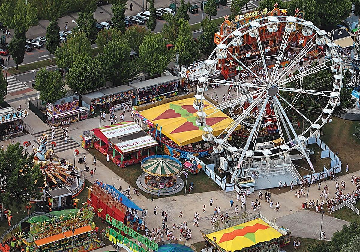Vista aérea de las barracas en los Sanfermines de 2023 en el parque de la Runa de Pamplona