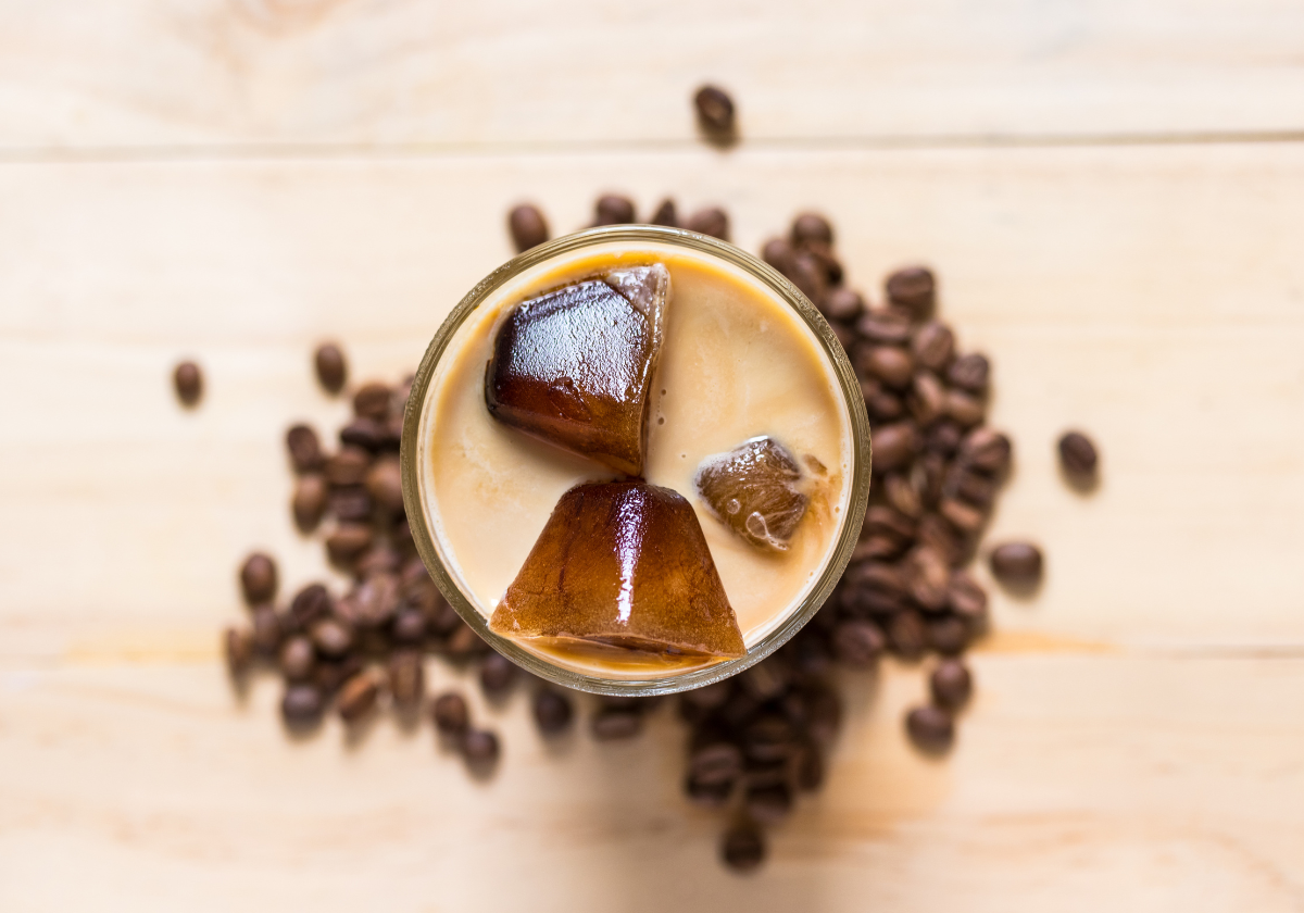 El barista que desmonta la costumbre de echar hielo al café en verano: «Es un error»