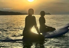 Magui Corceiro aprovecha su estancia en Gipuzkoa para dar clases con la hija de un famoso surfista en Zarautz