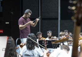 Diego Martín-Etxeberria a la batuta del ensayo de la EGO este martes en Musikene.