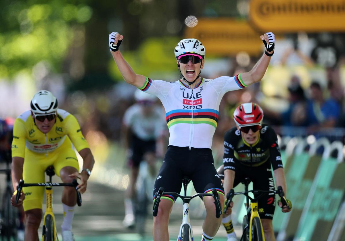 Pogacar alza los brazos en meta tras batir a Vander Poel y Vingegaard al sprint.