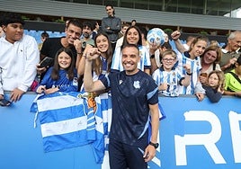 Sergio posa sonriente con varios aficionados este martes en Zubieta