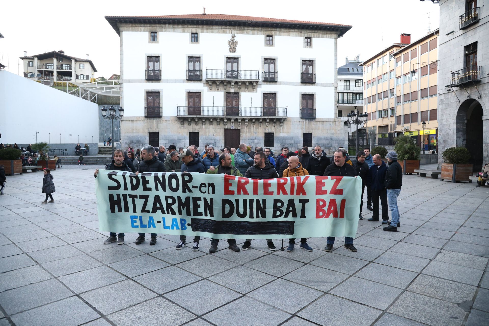 Protesta de los trabajadores de la planta de Sidenor de Azkoitia contra el ERTE