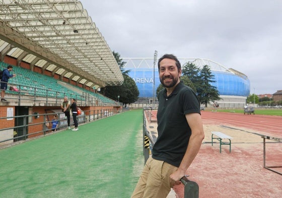 El concejal Gabarain, apoyado en una barra de la pista de 500 metros en el miniestadio de Anoeta.
