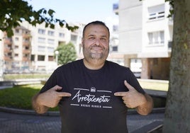 Iván se señala orgulloso la marca de su negocio y aventura de food trucks.