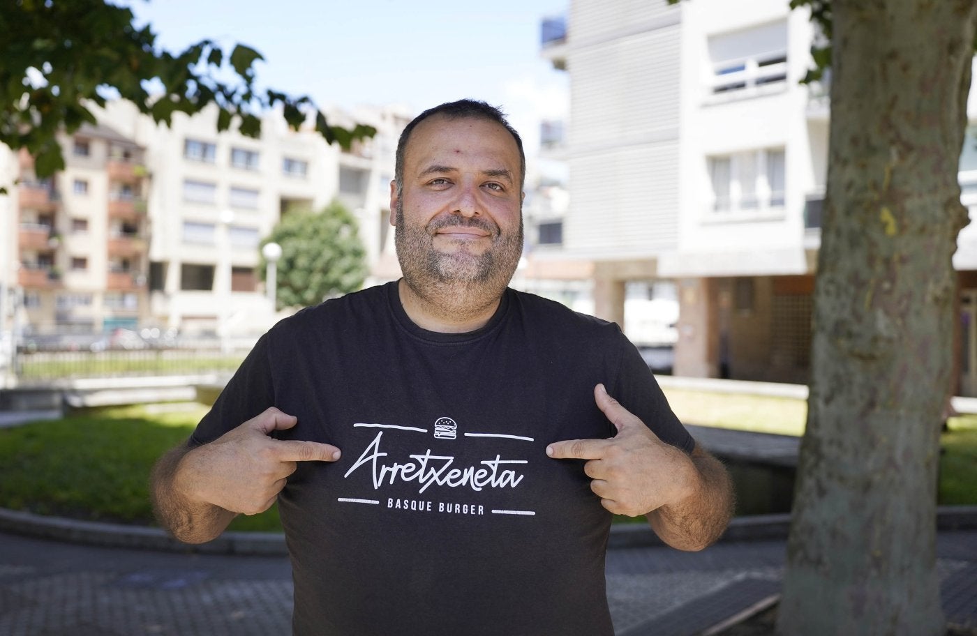 Iván se señala orgulloso la marca de su negocio y aventura de food trucks.