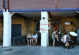 Clientes en la terraza de Kantina Kaia, en el paseo del Muelle.