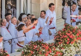 La actriz Camille Lou y los jugadores del Aviron Bayonnais lanzaron las llaves desde el balcón del Ayuntamiento.
