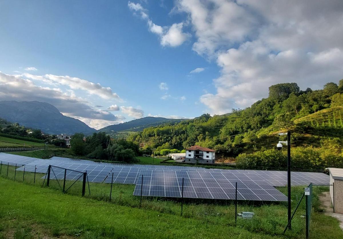 Parque de paneles fotovoltaicos de Ekindar en Urrestilla.