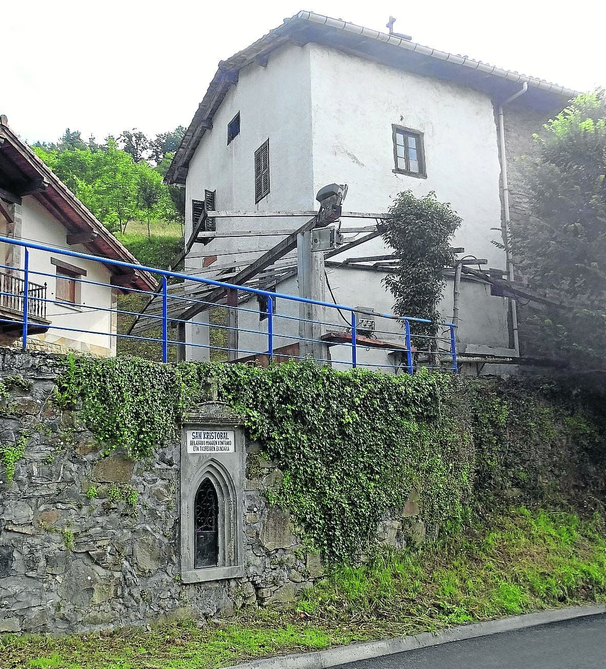 La ermita de San Cristóbal, la plazuela y el humilladero.
