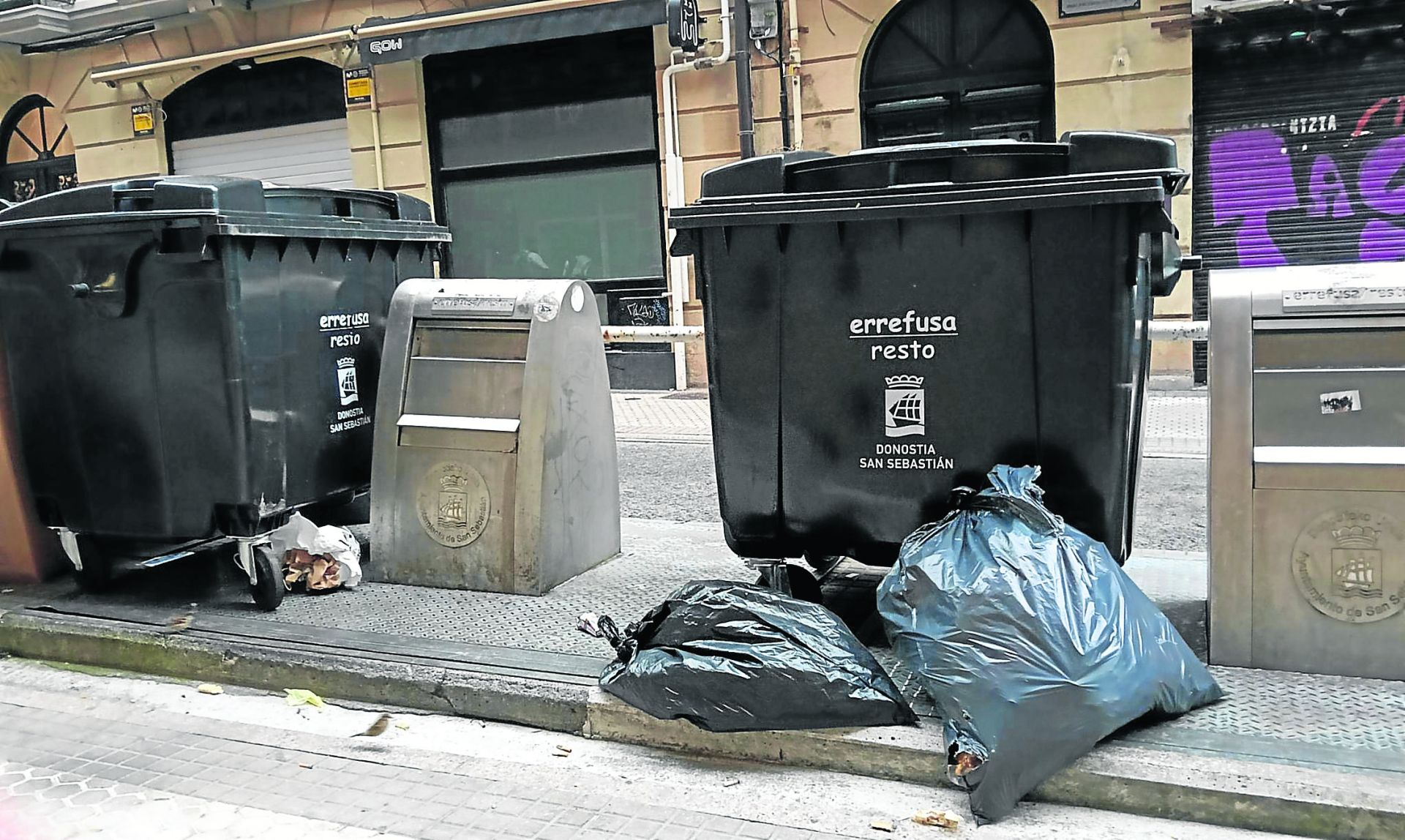 Denuncia Ana Odriozola: «Llevamos días en la calle de la Salud con los contenedores soterrados estropeados. A modo provisional han dejado contenedores fuera, pero el calor y el poco respeto a los horarios de sacar la basura crea una acumulación de suciedad, olor y aumento de las ratas. Además, está delante de un bar. ¿Se puede solucionar esto antes?».