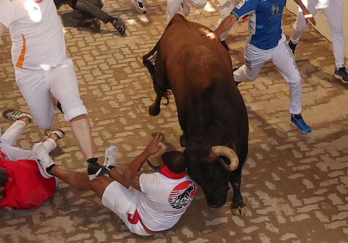 Un mozo es arrollado por uno de los toros de la ganadería Álvaro Núñez durante el tercer encierro de los Sanfermines 2025