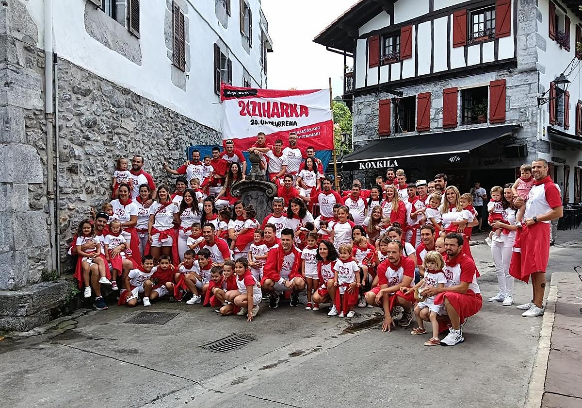 Colorido Día de las Peñas con el 20 aniversario de Ziharka, Erretiradi y Altxadi